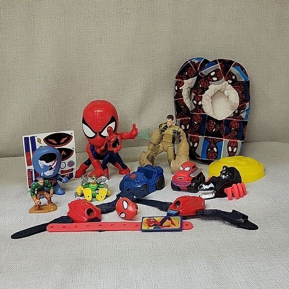 Spiderman figures and slippers - Picture 1 of 14